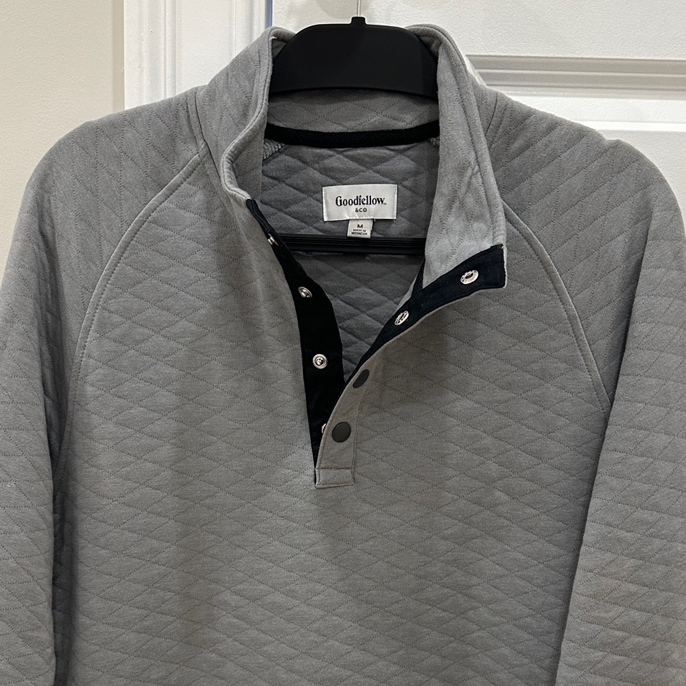 Goodfellow & Co - Gray Quilted Pullover with Snap Buttons. Men’s Medium